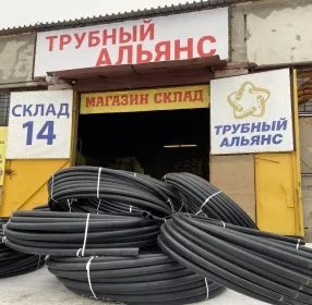 В целях транспортировки питьевой воды, при строительстве наружных трубопроводов из полиэтилена ПНД под землей, используют трубы черного цвета, маркированные синими полосами, которые производятся по ГОСТ 18599-2001.