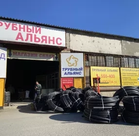В целях транспортировки питьевой воды, при строительстве наружных трубопроводов из полиэтилена ПНД под землей, используют трубы черного цвета, маркированные синими полосами, которые производятся по ГОСТ 18599-2001.