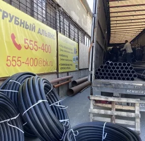 В целях транспортировки питьевой воды, при строительстве наружных трубопроводов из полиэтилена ПНД под землей, используют трубы черного цвета, маркированные синими полосами, которые производятся по ГОСТ 18599-2001.