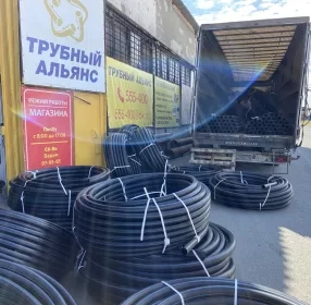 В целях транспортировки питьевой воды, при строительстве наружных трубопроводов из полиэтилена ПНД под землей, используют трубы черного цвета, маркированные синими полосами, которые производятся по ГОСТ 18599-2001.