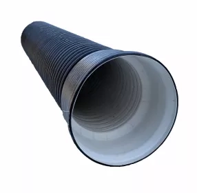 Труба POLYTRON ProKan - это трубы для наружной канализации, которые внутри гладкие, а снаружи имеют специальную гофрированную структуру на своей поверхности. Это делает их гибкими и устойчивыми к деформации, что позволяет использовать их в различных условиях со значительной нагрузкой.
